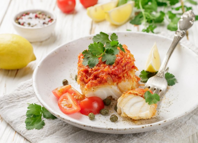 Вкуснейшая запечённая рыба с томатами и луком по-гречески