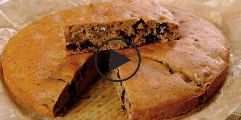 Видео-рецепт: Постный кофейный пирог с черносливом