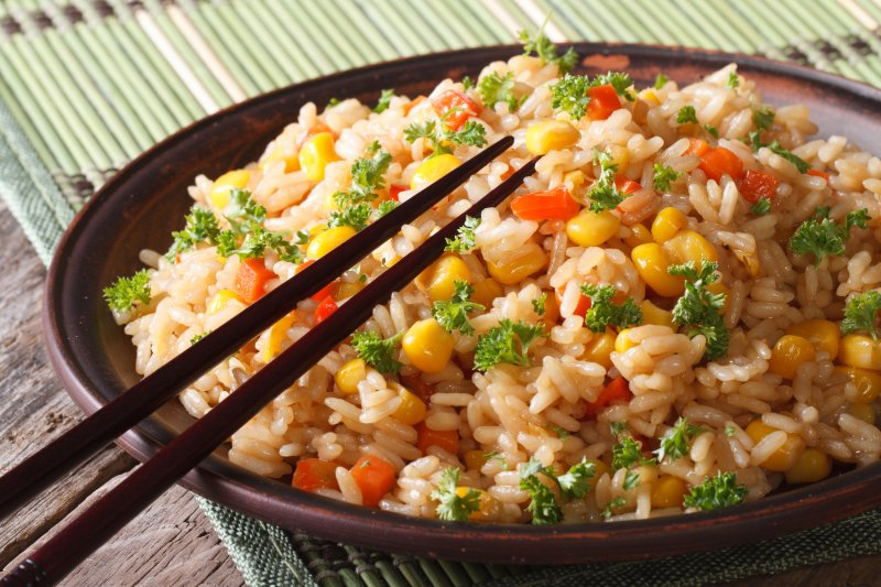 Чесночный рис с морковью и кукурузой