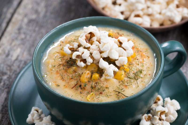 Крем-суп с кукурузой и попкорном