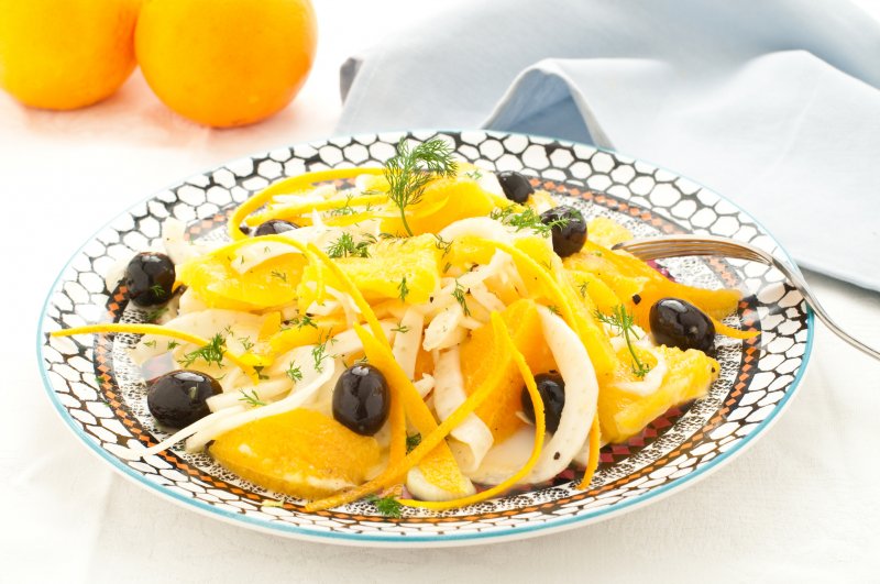 Сицилийский салат с апельсинами, фенхелем и маслинами