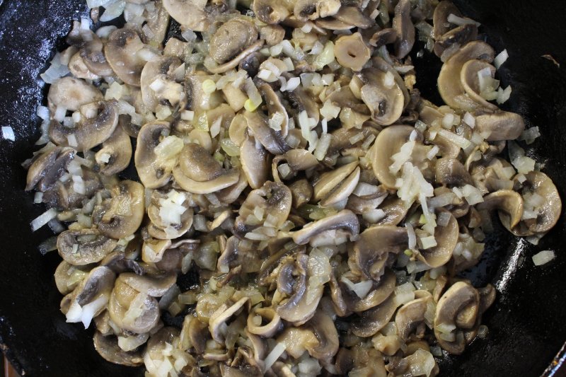 Пошаговый фото-рецепт: Жульен в булочках с курицей и грибами