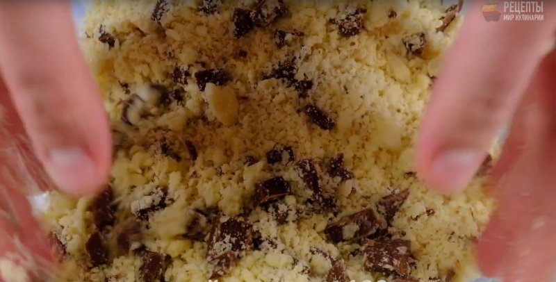 Видео-рецепт: грушево-сливовый крамбл с молочным шоколадом