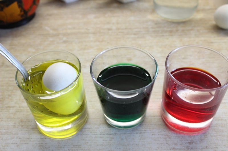 Как красиво покрасить пасхальные яйца своими руками: пошаговый фото рецепт