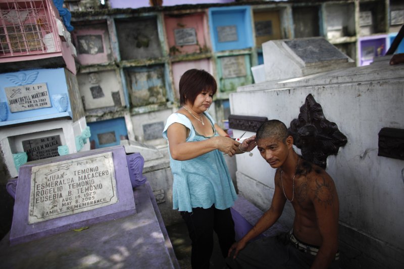В царстве мертвых: почему на Филиппинах люди живут на кладбищах