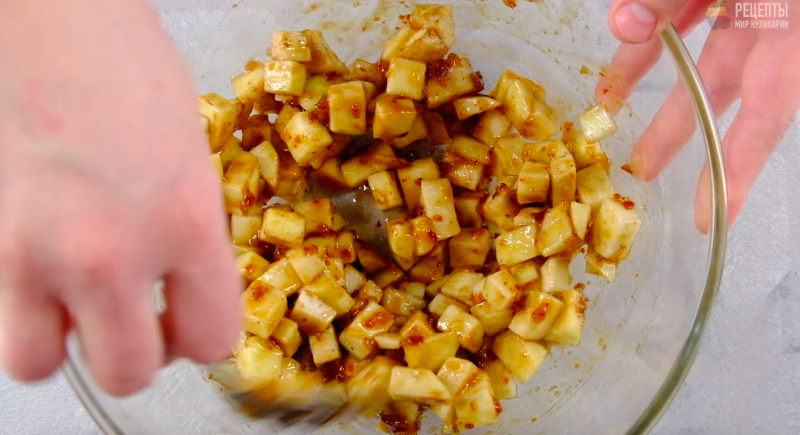 Видео-рецепт: Диетический яблочный пирог без муки, масла и яиц