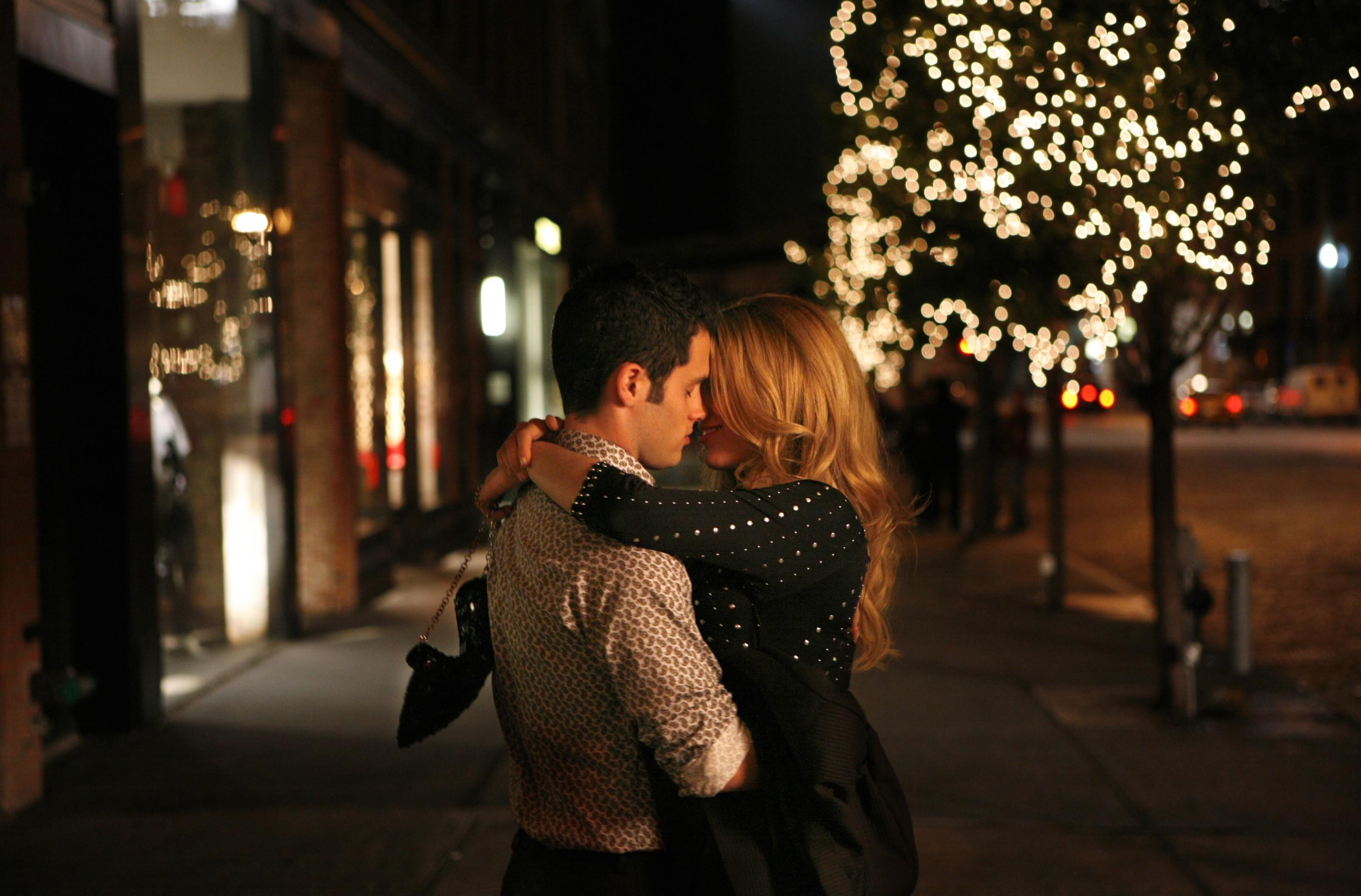 Можно встретить самые разные. Влюбленная пара вечером. Романтическая встреча влюбленных. Влюбленные на улице. Поцелуй вечером на улице.