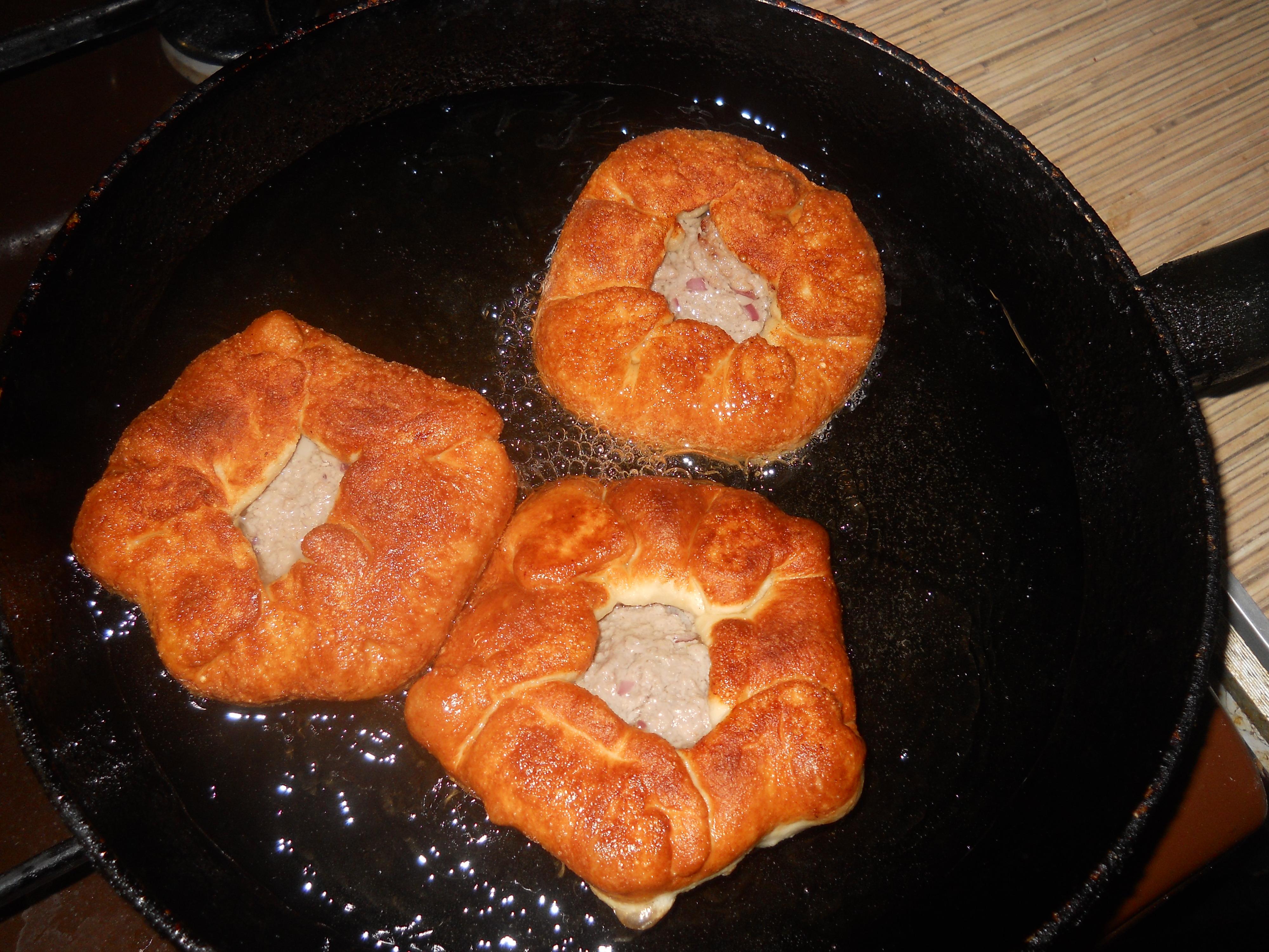 Беляши. Беляши с мясом. Беляши на сковороде. Беляши жареные на сковороде.