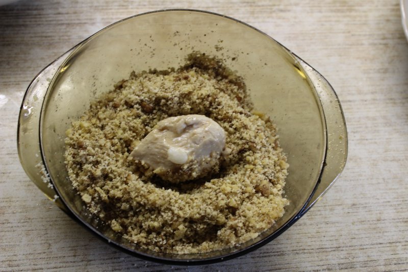 Сочная куриная грудка в панировке из грецких орехов: пошаговый фото рецепт