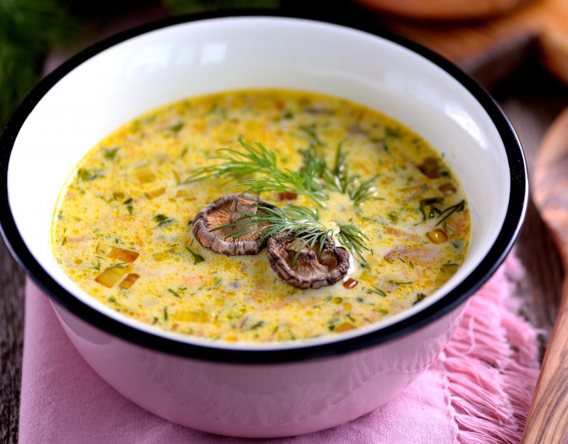 Сырный суп с сушеными грибами