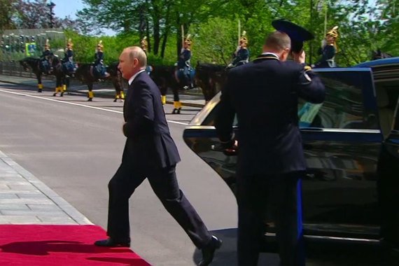 Странные номера. Путин впервые проехал на новом лимузине (ФОТО)
