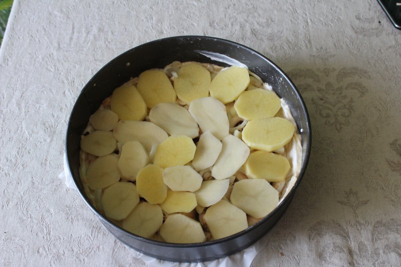 Слоеный пирог с грибами и картофелем: пошаговый фото рецепт