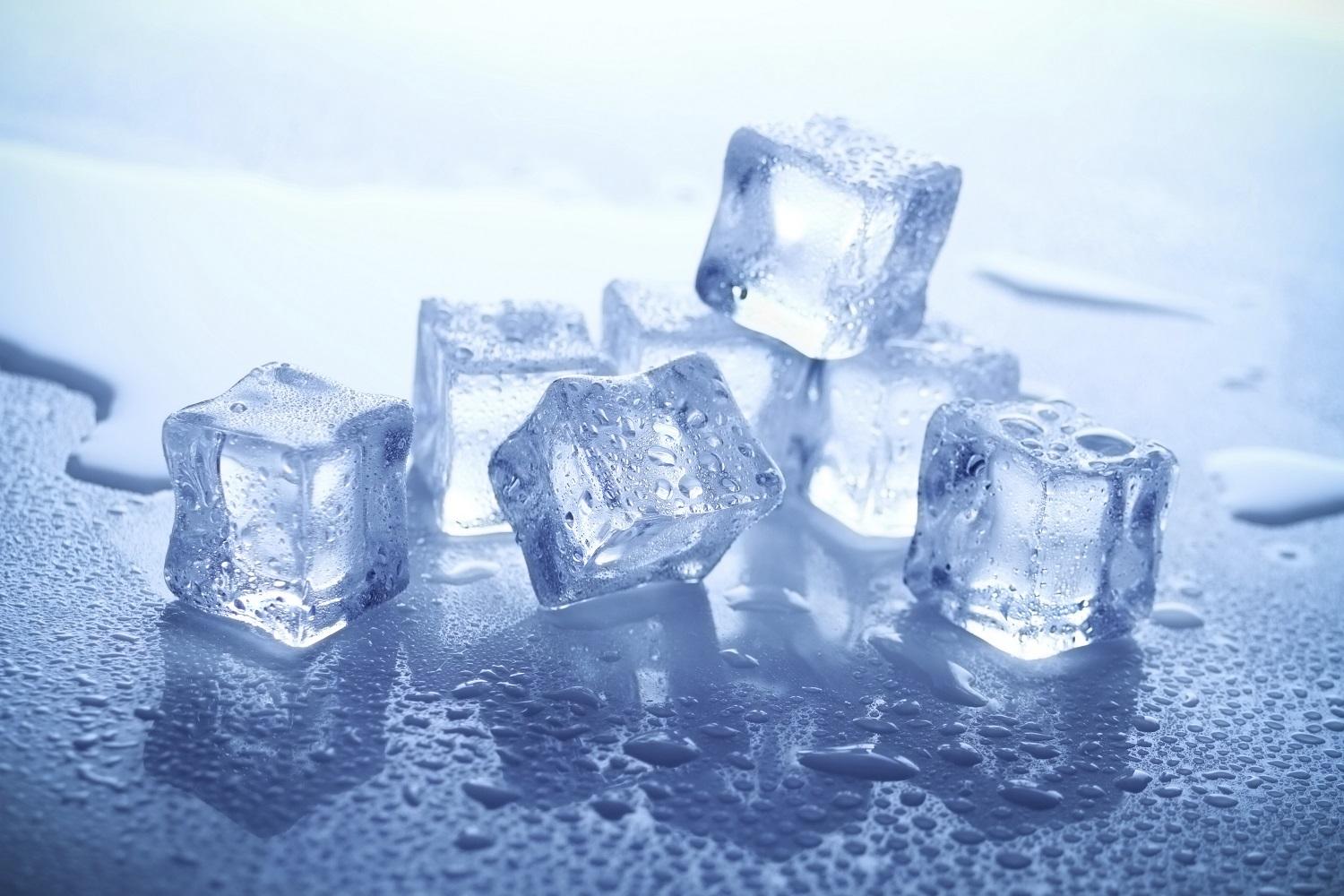 Лед в воде задача. Кубики льда. Вода со льдом. Ледяной кубик. Кусок льда.