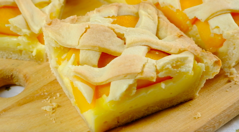 Видео-рецепт: Песочный пирог с пудингом и персиками