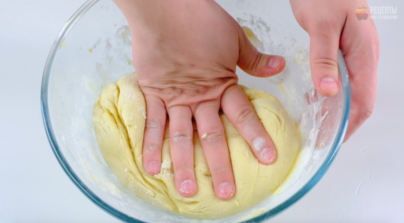 Видео-рецепт: Песочный пирог с пудингом и персиками