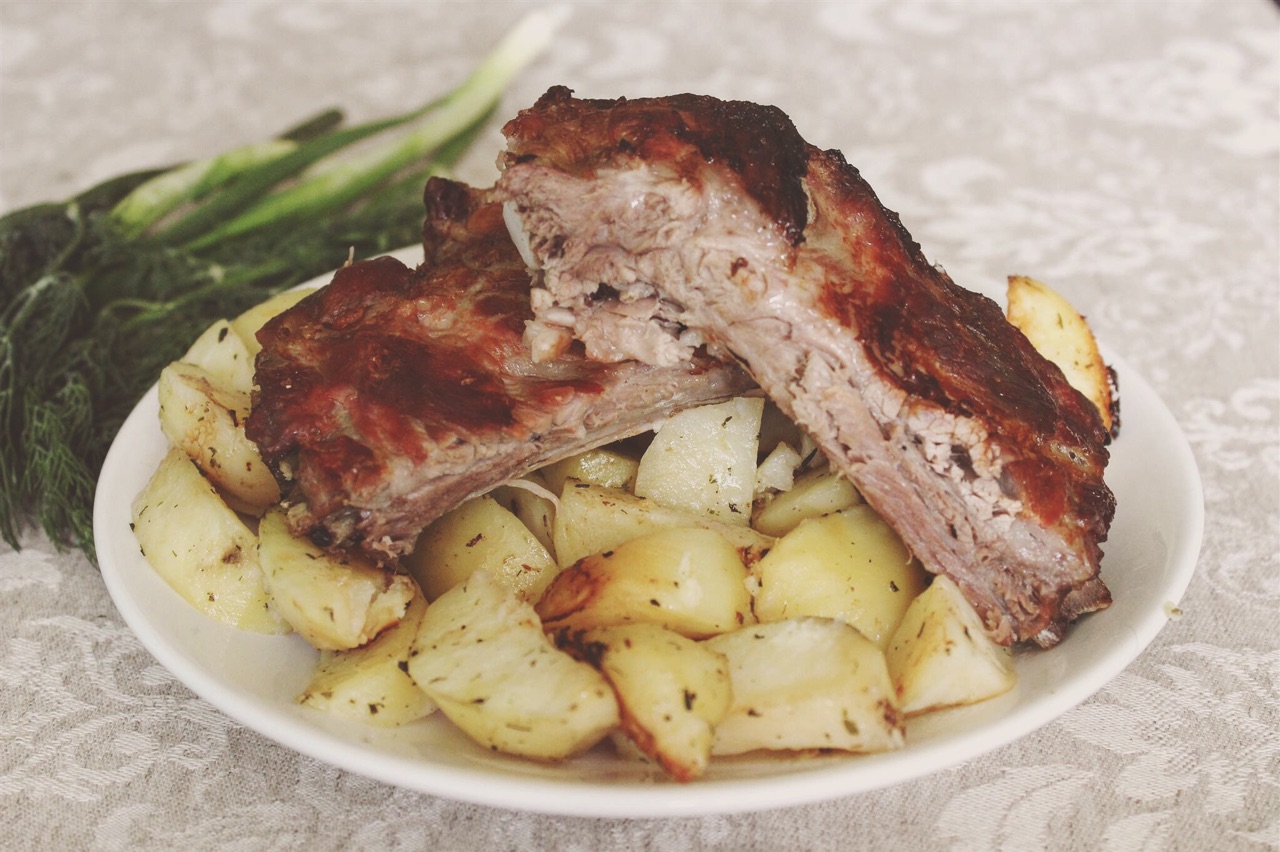 Рецепт приготовления свиных ребрышек с картошкой в духовке с фото приготовления