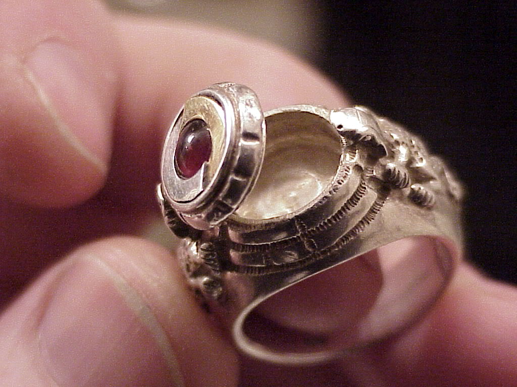 Можно ли продавать кольца. Кольцо с ядом Борджиа. Перстень Чезаре Борджиа. Перстень Борджиа. Пламя Борджиа перстень.