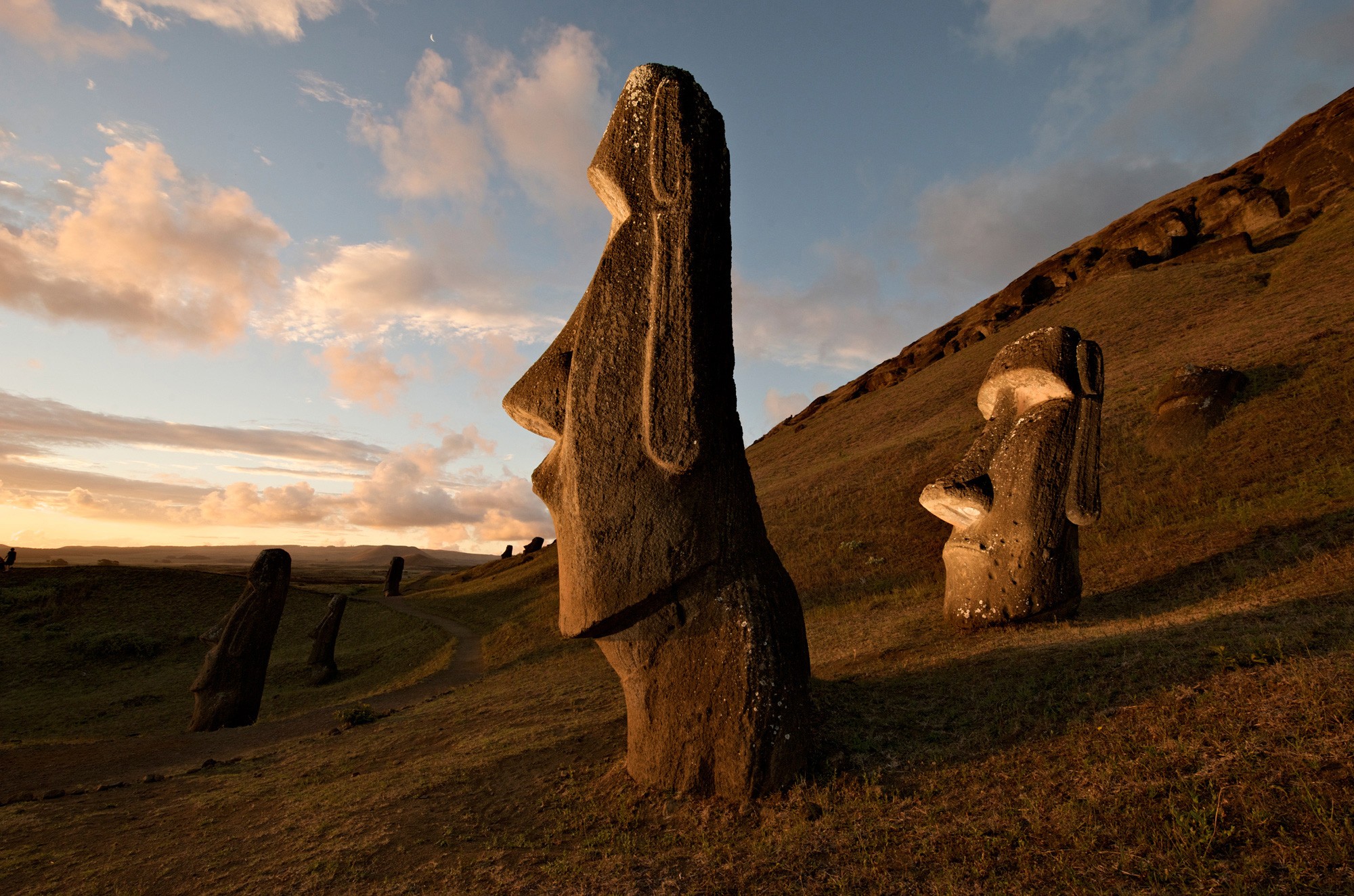 Разгаданные чудеса. Каменные статуи Моаи остров Пасхи Чили. Моаи на острове Пасхи. Национальный парк Рапануи (остров Пасхи). Моаи (статуи острова Пасхи), Чили.