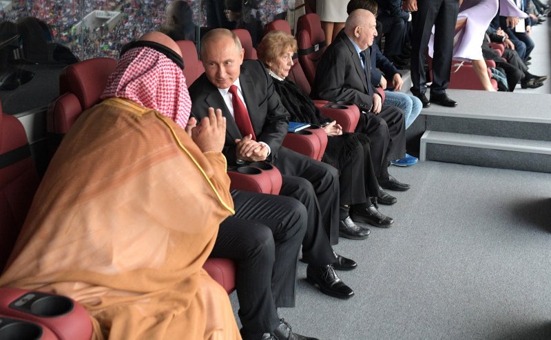 Песков оправдал жесты Путина в адрес саудовского принца (ВИДЕО)