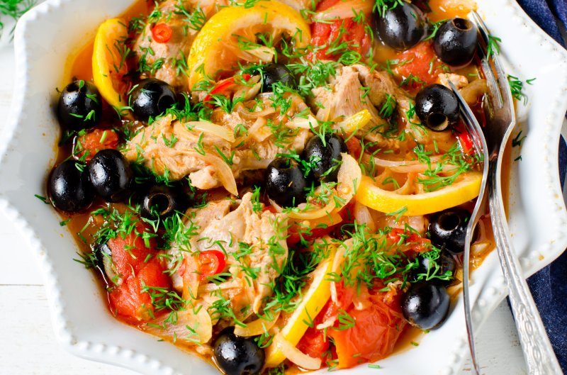 Курица, тушеная с помидорами и маслинами по-средиземноморски