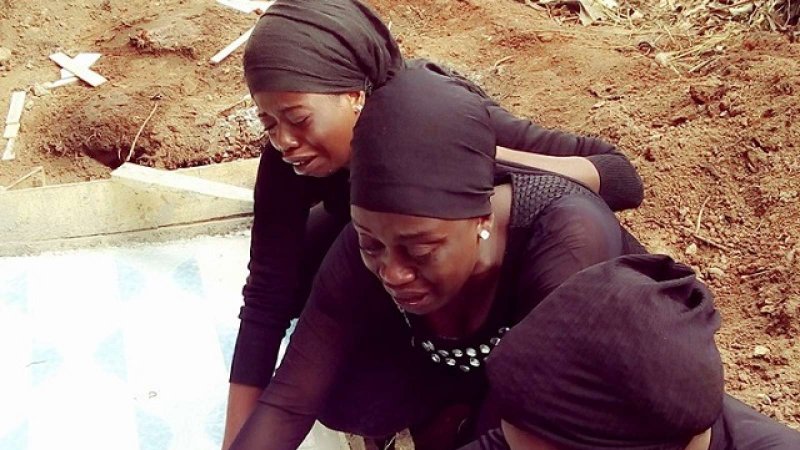 Верю! Зачем в Гане на похороны приглашают профессиональных плакальщиц