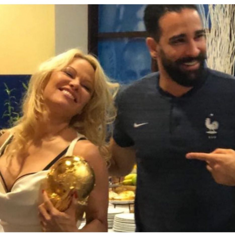 Игрок сборной Франции нарушил правила ФИФА ради Памелы Андерсон (ФОТО)