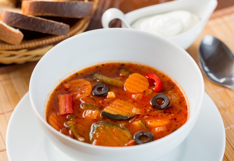 Томатный суп с овощами и маслинами