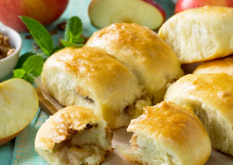 Вкуснейшие пирожки с яблоками из творожного теста