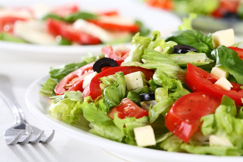 Овощной салат с маслинами и сыром фета