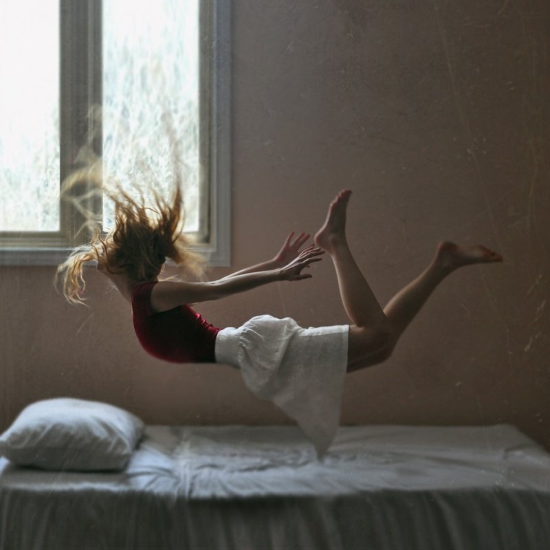 Снятся летающие люди. Девушка потягивается. Девушка парит в воздухе. Падать во сне. Девушка падает на кровать.