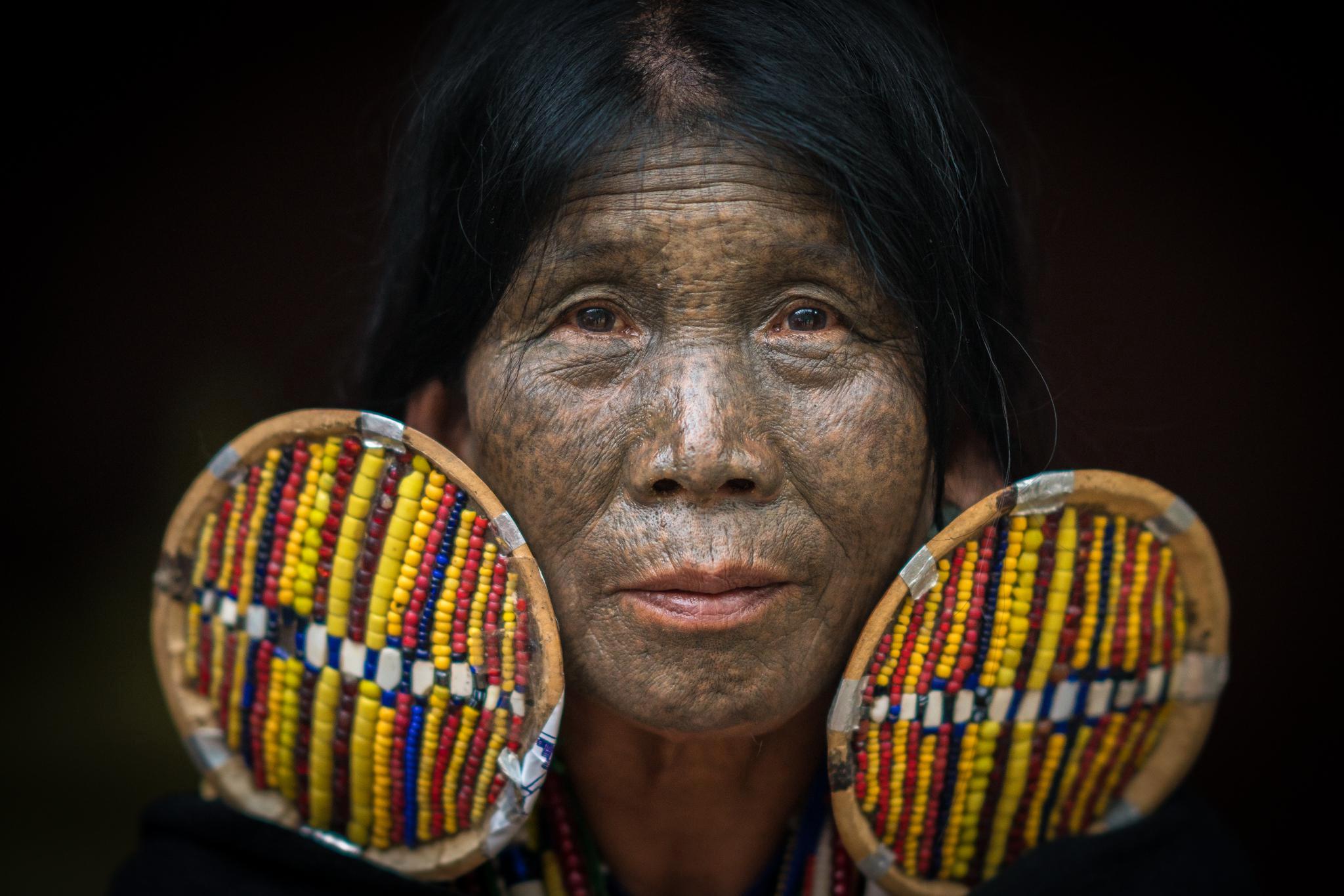 Чин народ. Татуированные женщины племени чин. Женщины из племени карамоджонгов. Татуированные женщины племени чин Мьянма.