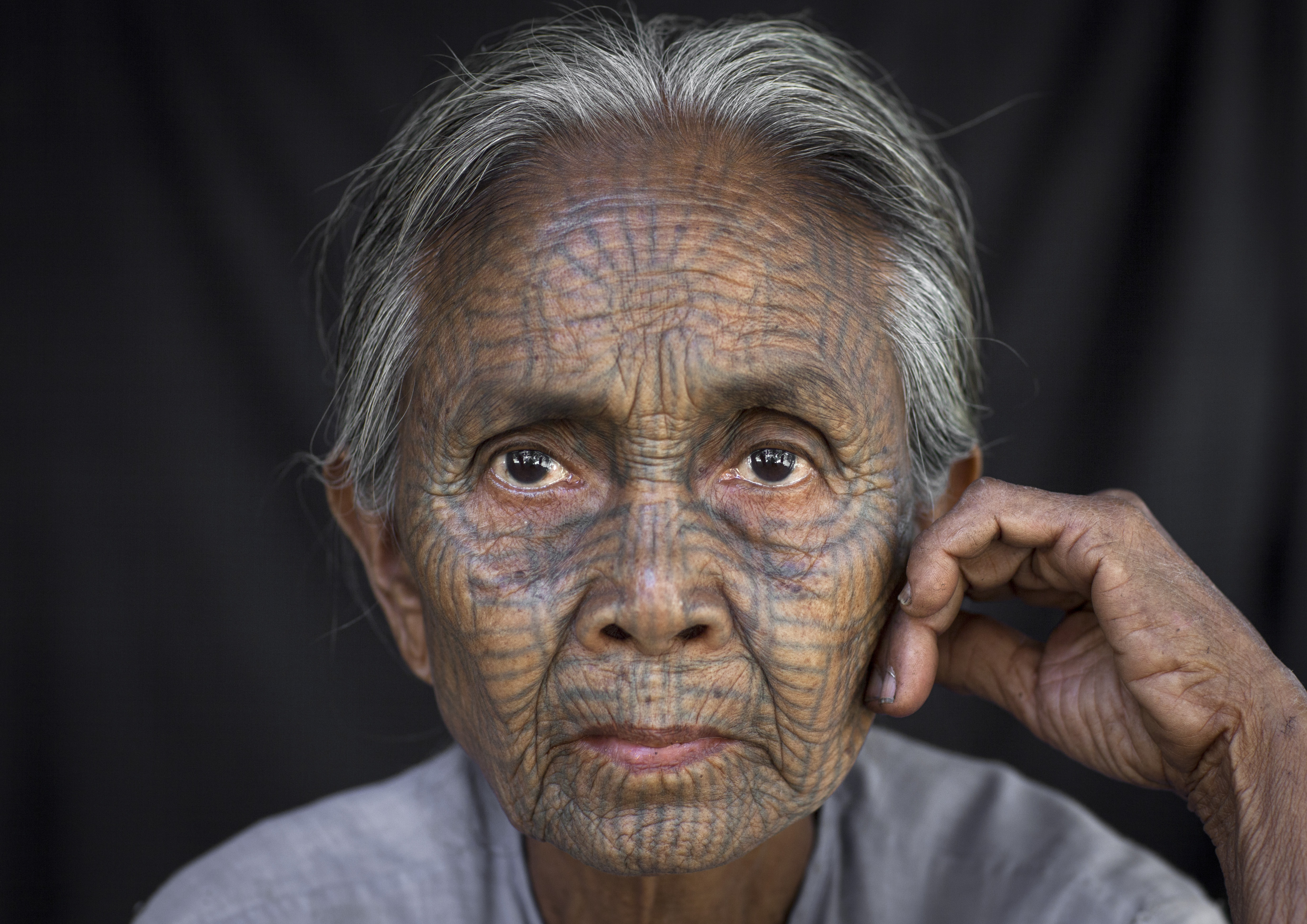 Чин народ. Татуированные женщины племени чин Мьянма.