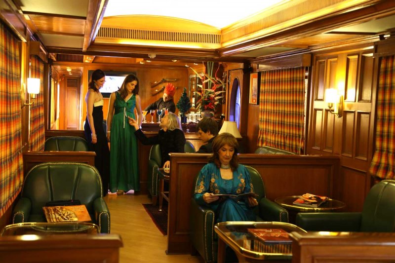Шеф-повар и лаунж-зона: как выглядит самый роскошный поезд в Индии?