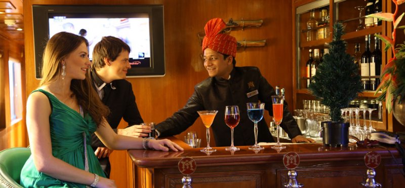 Шеф-повар и лаунж-зона: как выглядит самый роскошный поезд в Индии?