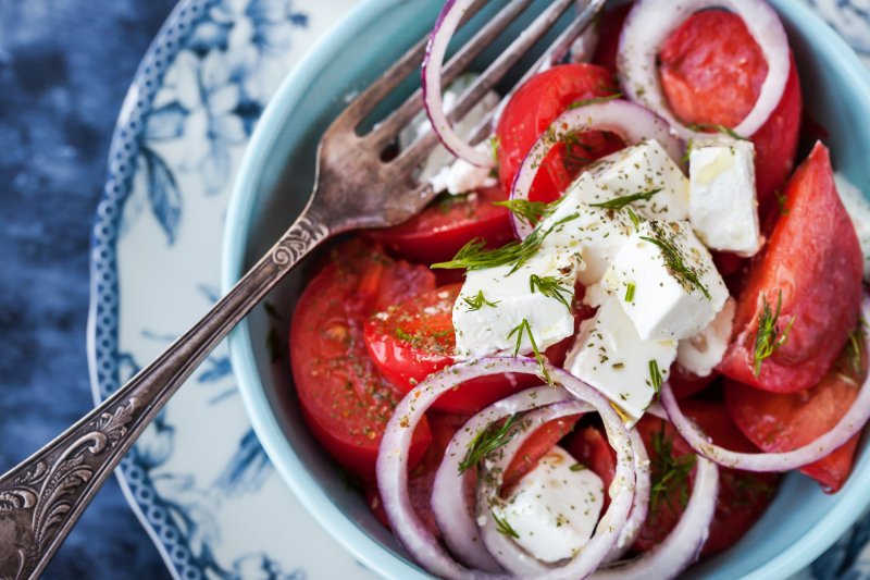 Салат из помидоров с фетой и пикантной заправкой
