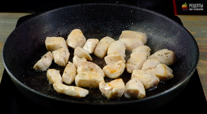 Паста из цуккини с курицей и соусом песто: видео-рецепт