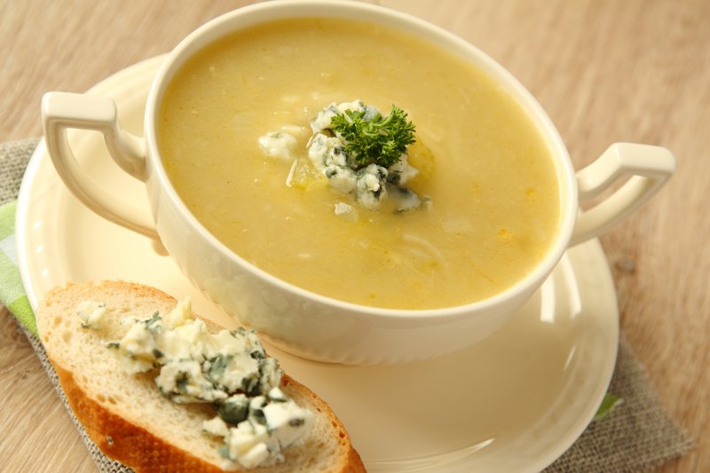 Луковый суп с сельдереем и голубым сыром