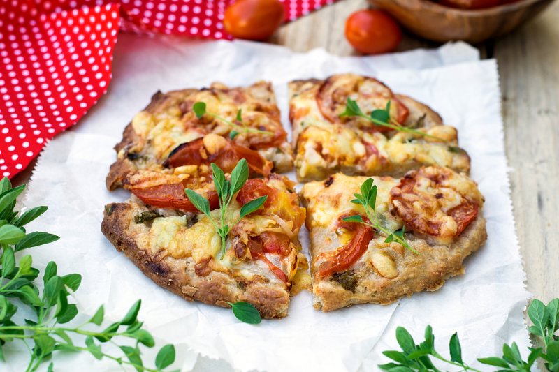 Пицца в домашних условиях с курицей, помидорами и сыром