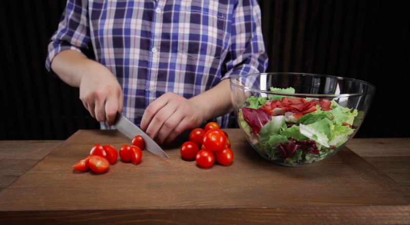 Салат с бастурмой и помидорами черри: видео-рецепт
