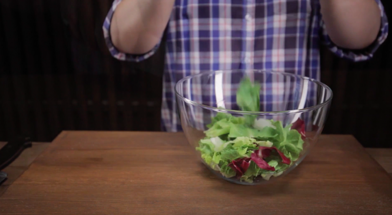 Салат с бастурмой и помидорами черри: видео-рецепт