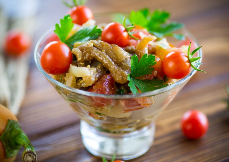 Салат из запеченных баклажанов и перца с помидорами