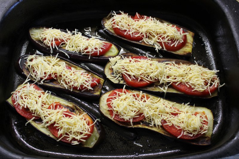 Лодочки из баклажанов, запеченных с помидорами и сыром: пошаговый фото-рецепт