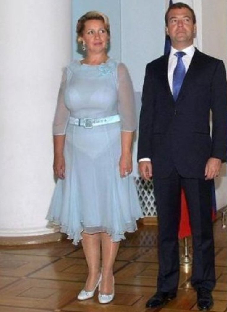 От Меркель до Медведевой. Модные провалы первых леди (30 ФОТО)
