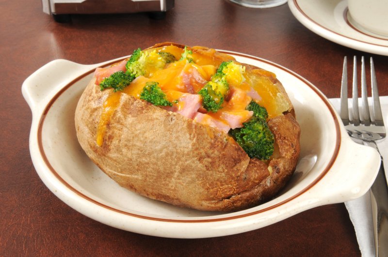 Запеченный картофель фаршированный ветчиной, брокколи и сыром