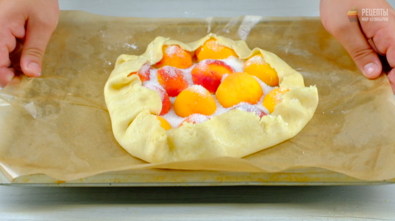 Пирог с абрикосами на сметанном тесте: видео-рецепт