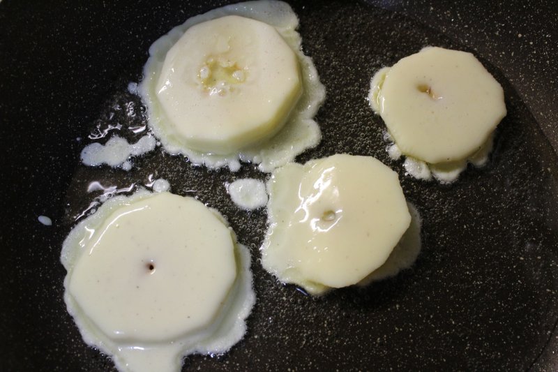 Яблоки с корицей в молочном кляре: пошаговый фото рецепт