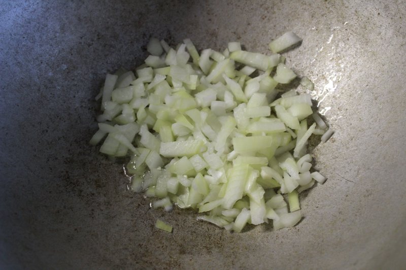 Как приготовить тушеную капусту с копчеными ребрышками?