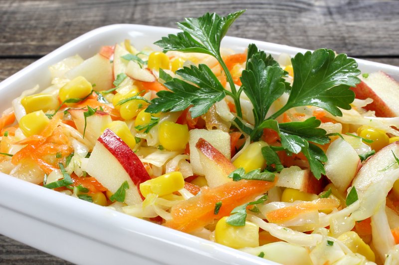 Салат с капустой, морковью, яблоком и кукурузой - витаминная подзарядка!