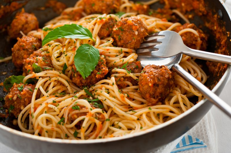 Спагетти с куриными фрикадельками в томатном соусе