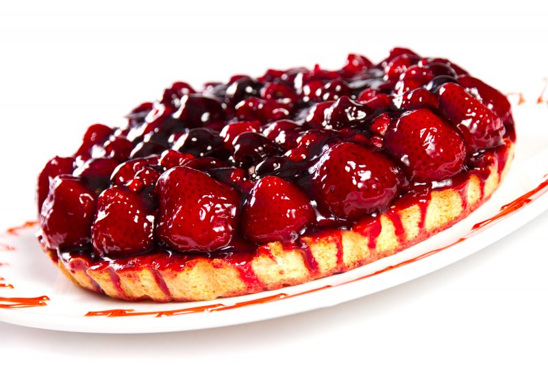 Пирог на творожной основе с ягодами